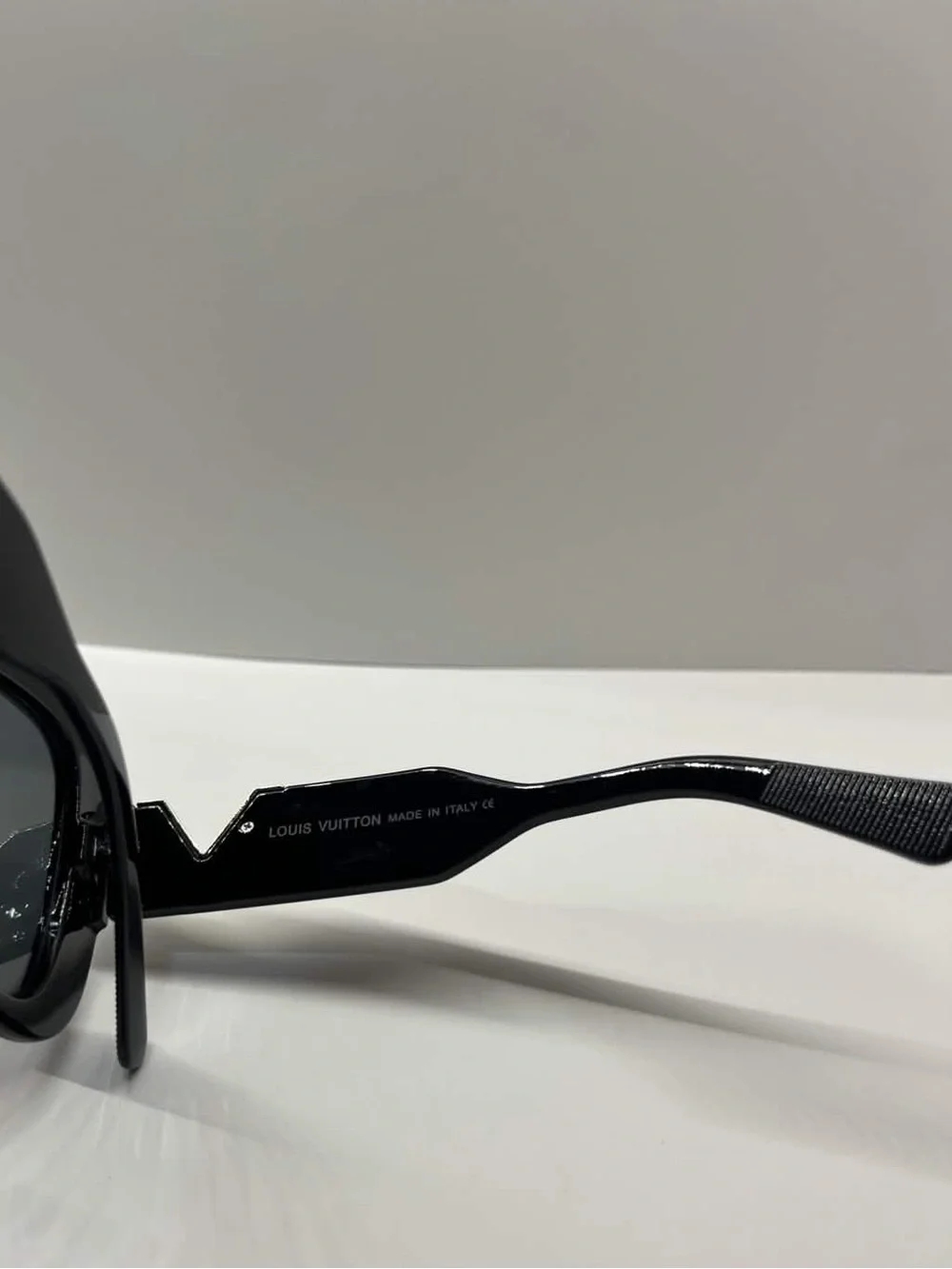 Louis Vuitton Bow Shaped Women’s Sunglasses - Picture 3 of 4